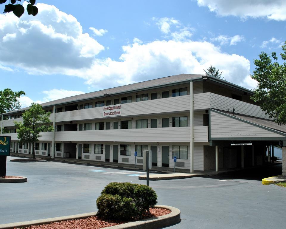 Quality Inn & Suites North Gibsonia Exterior photo
